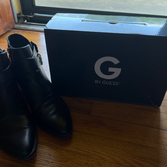 Guess - Picture 2 of 3